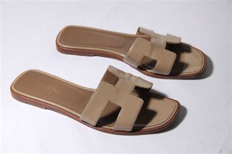 chinelos da hermes|Sandals .